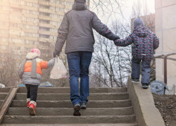 이 수입을 벌고 있다면 독일에서 빈곤층에 속합니다.