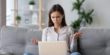 근무 중에 정전과 인터넷 문제로 업무를 할 수 없으면 고용주는 근로자의 급여를 줄일 수 있을까?