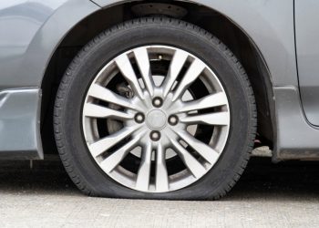 주행 중 타이어가 펑크 났다면 어떻게 해야 할까? – 행동 요령과 대처법