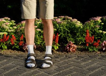흰 양말과 샌들 패션 종주국 독일 – 독일인처럼 옷을 입는 10가지 방법