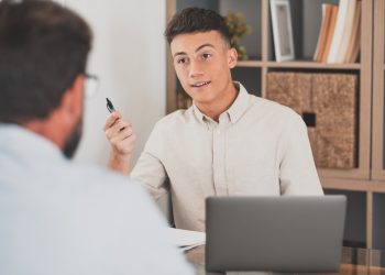 독일에서 18세 미만의 미성년자가 사업을 시작하는 방법