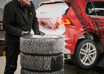눈길과 빙판길에서도 가장 안전한 겨울 타이어는? – ADAC 테스트로 본 최우수 및 최하위 모델 비교