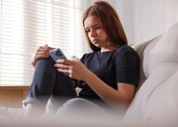 AI 챗봇이 자해·자살도 안내? 10대의 민감 질문에 절반은 위험한 답변, 안전장치 우회도 쉬웠다