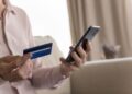 스마트폰 NFC 금융사기 188% 급증 – 은행 사칭 신종 수법과 예방법