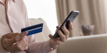 스마트폰 NFC 금융사기 188% 급증 – 은행 사칭 신종 수법과 예방법